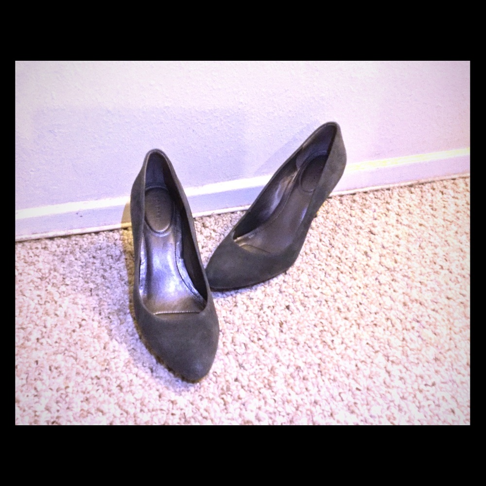 Gray suede close-toed pumps
